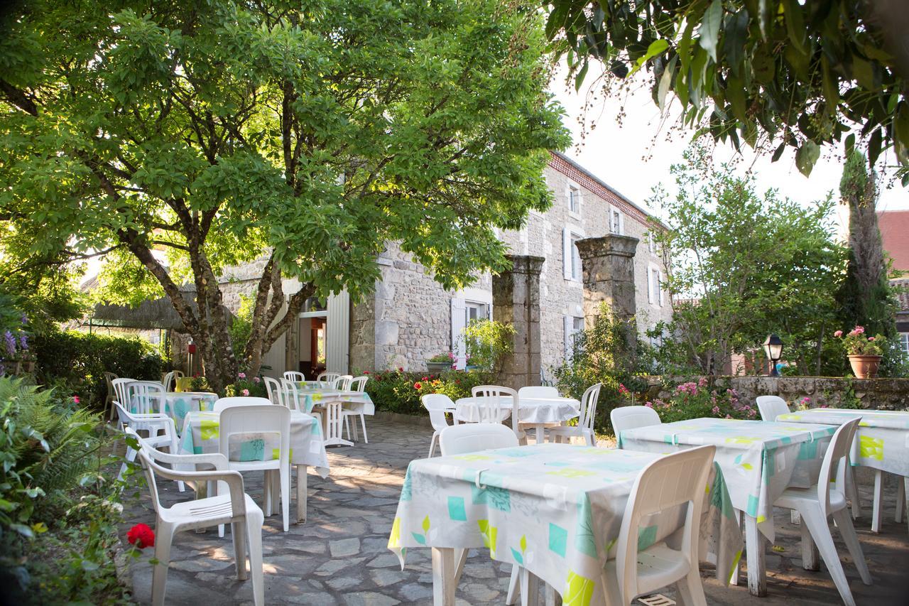 Hotel Restaurant Le Sully Saint-Saud-Lacoussiere Екстер'єр фото
