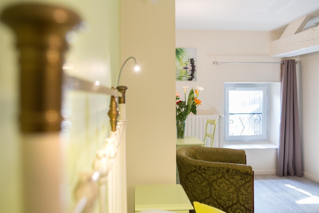 Hotel Restaurant Le Sully Saint-Saud-Lacoussiere Екстер'єр фото